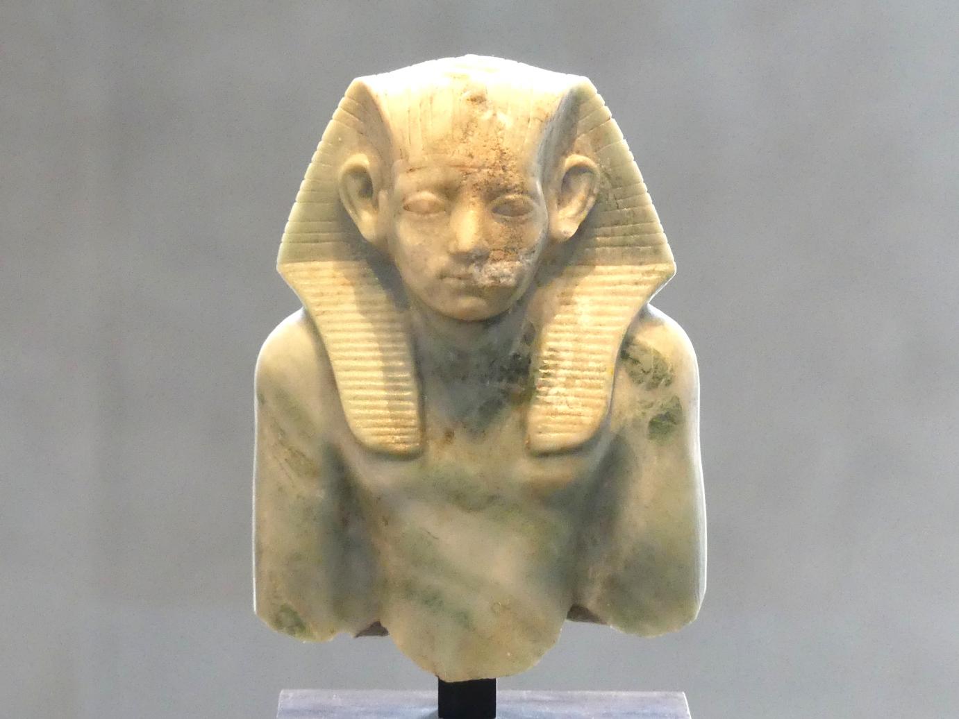 Oberteil einer Sitzfigur des Pharao Amenemhet III., 12. Dynastie, 1678 - 1634 v. Chr., 1800 v. Chr., Bild 1/5