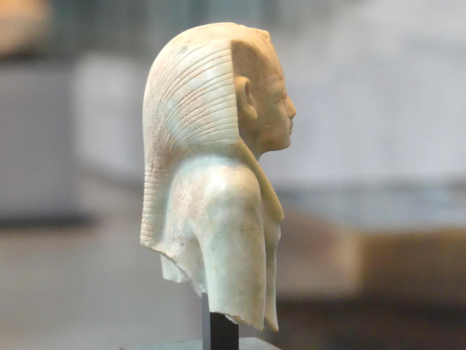Oberteil einer Sitzfigur des Pharao Amenemhet III., 12. Dynastie, 1678 - 1634 v. Chr., 1800 v. Chr., Bild 2/5