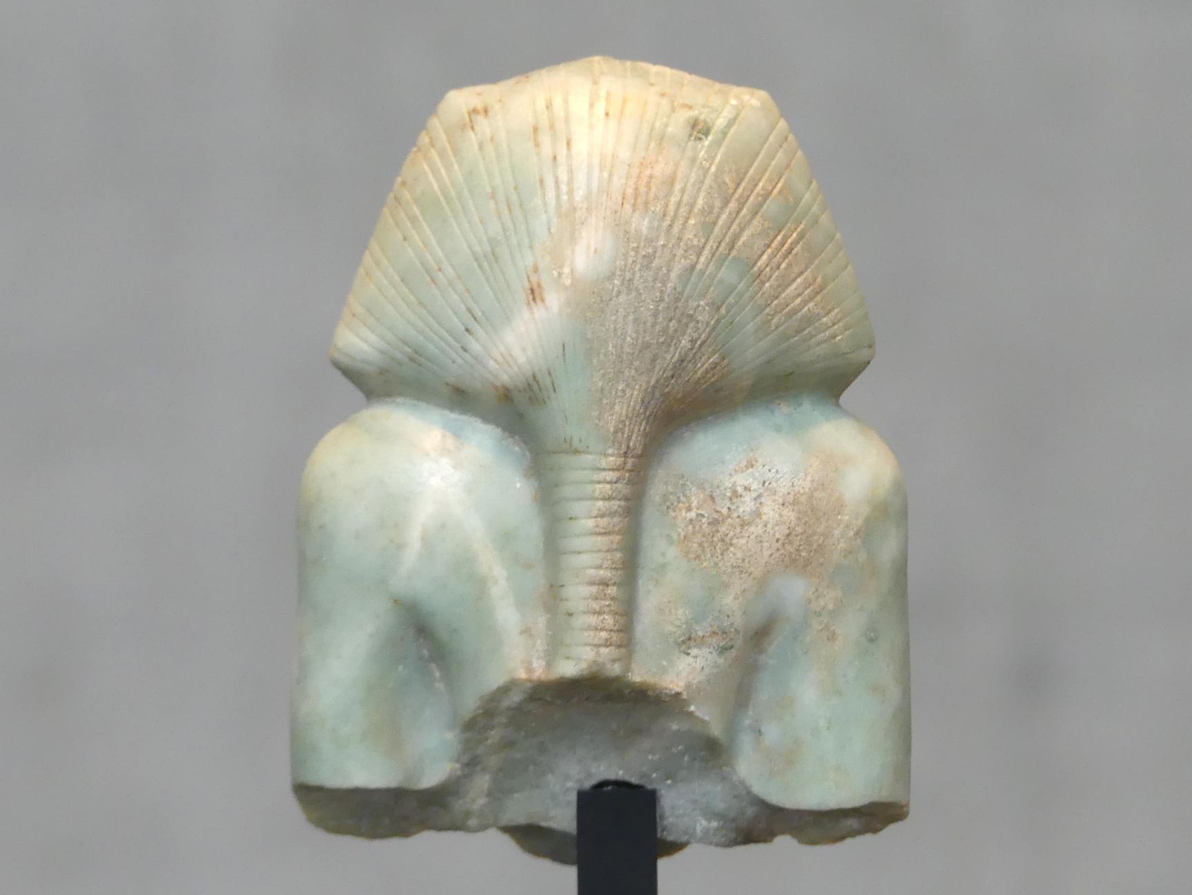 Oberteil einer Sitzfigur des Pharao Amenemhet III., 12. Dynastie, 1678 - 1634 v. Chr., 1800 v. Chr., Bild 4/5