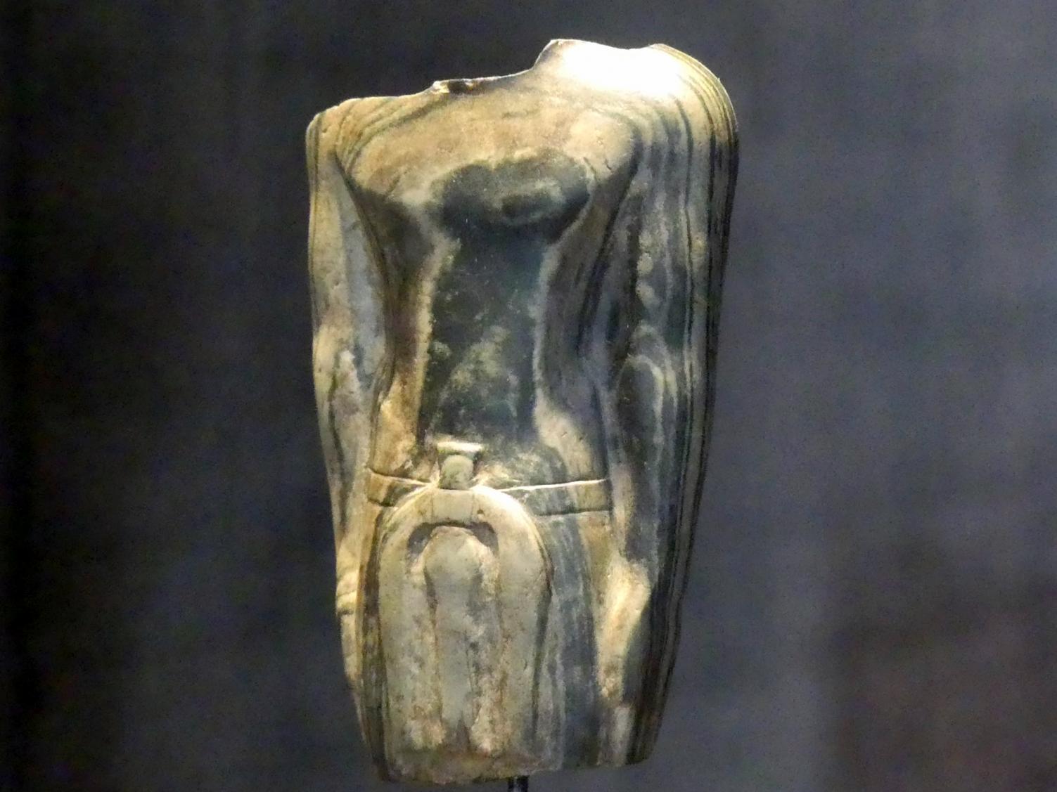 Torso einer männlichen Figur mit Horusnamen des Pharao Skorpion unterhalb der linken Brust, Prädynastische Zeit, 4000 - 3000 v. Chr., 3200 v. Chr., Bild 1/3