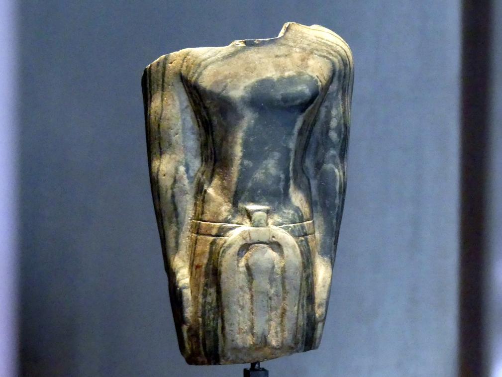 Torso einer männlichen Figur mit Horusnamen des Pharao Skorpion unterhalb der linken Brust, Prädynastische Zeit, 4000 - 3000 v. Chr., 3200 v. Chr., Bild 2/3