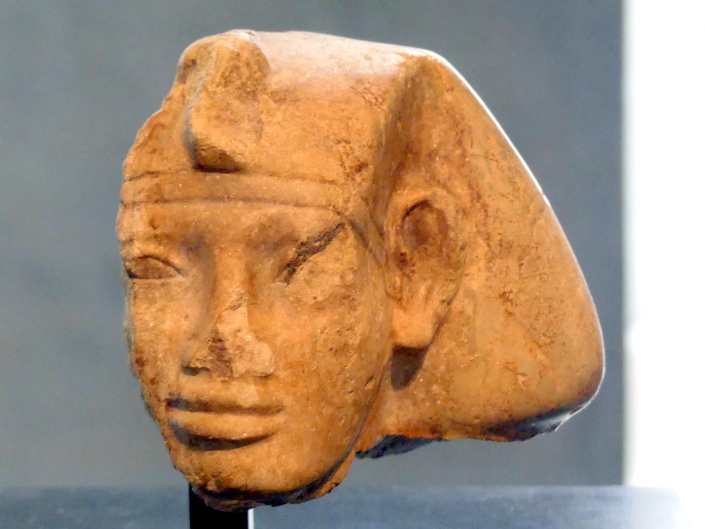Statuenkopf des Pharao Amenemhet V. (?) mit Chatkopftuch, 13. Dynastie, Undatiert, 1750 v. Chr.