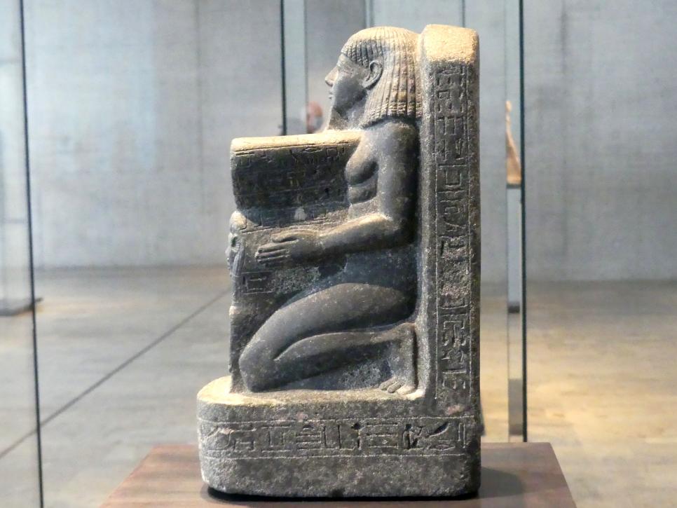 Kniefigur des Architekten Senenmut mit Symbol der Göttin Hathor, 18. Dynastie, Undatiert, 1470 v. Chr., Bild 2/4