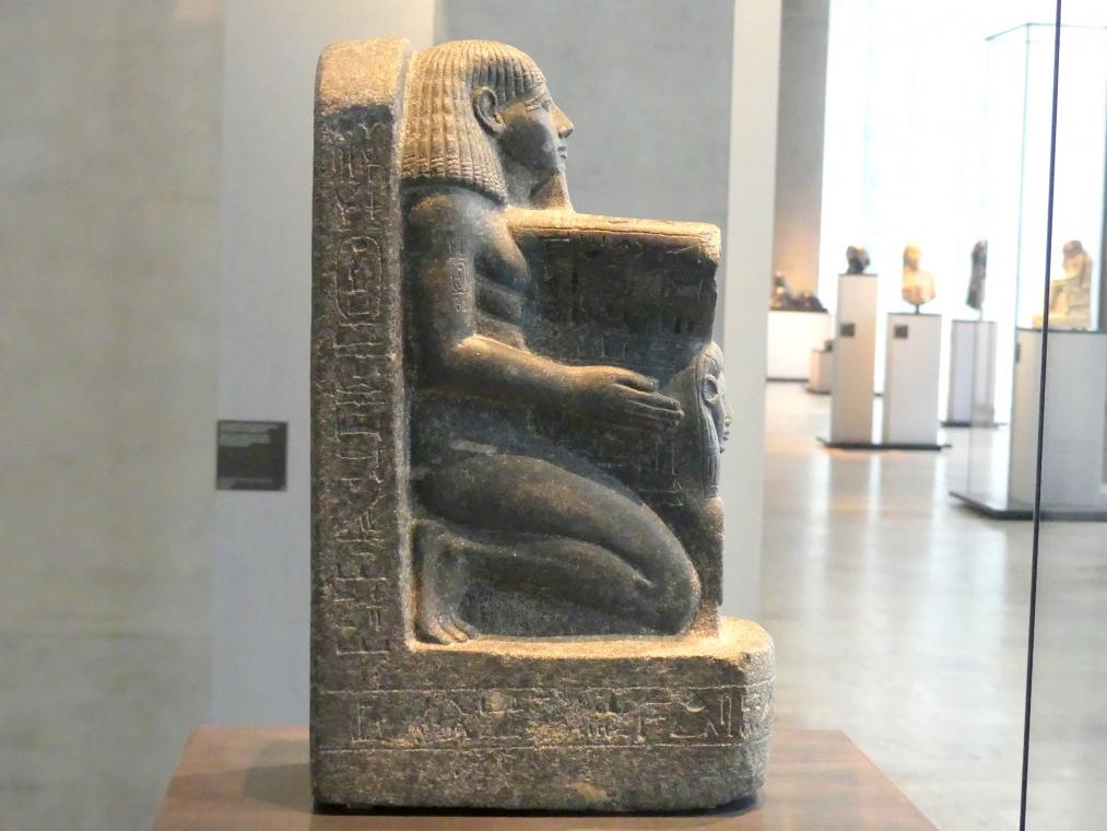 Kniefigur des Architekten Senenmut mit Symbol der Göttin Hathor, 18. Dynastie, Undatiert, 1470 v. Chr., Bild 3/4