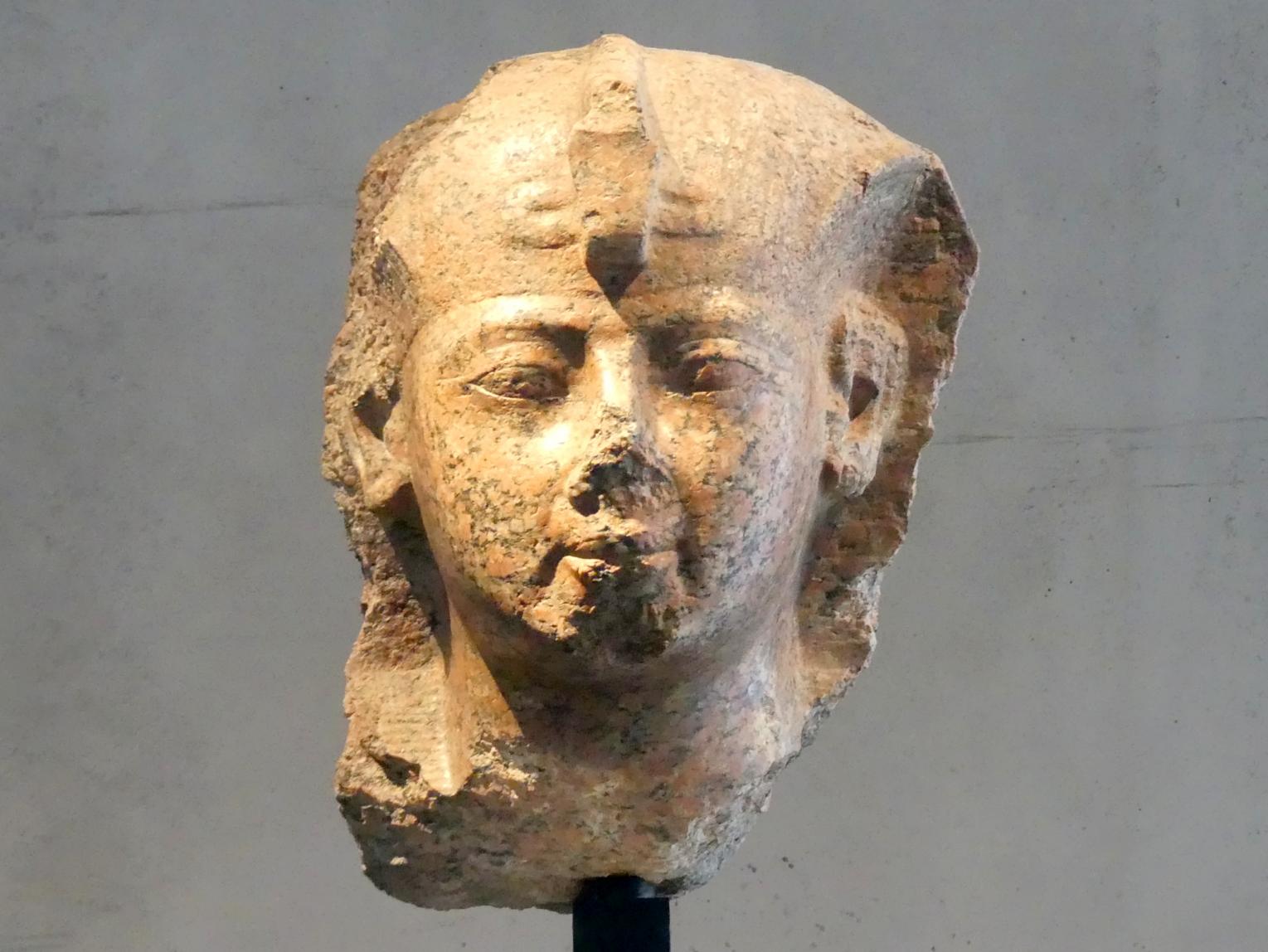 Statuenkopf der Königin Hatschepsut als Pharao mit Königskopftuch, 18. Dynastie, Undatiert, 1460 v. Chr.