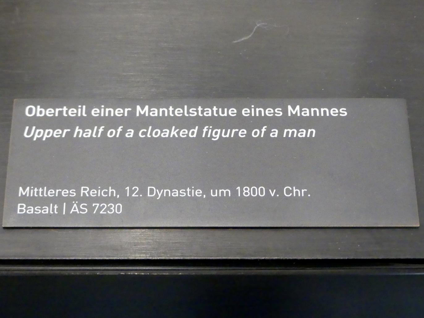 Oberteil einer Mantelstatue eines Mannes, 12. Dynastie, 1678 - 1634 v. Chr., 1800 v. Chr., Bild 2/2