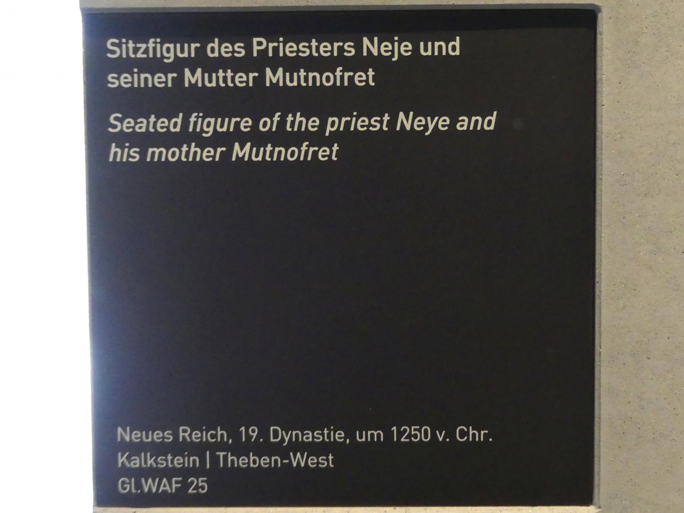 Sitzfigur des Priesters Neje und seiner Mutter Mutnofret, 19. Dynastie, 953 - 887 v. Chr., 1250 v. Chr., Bild 6/6