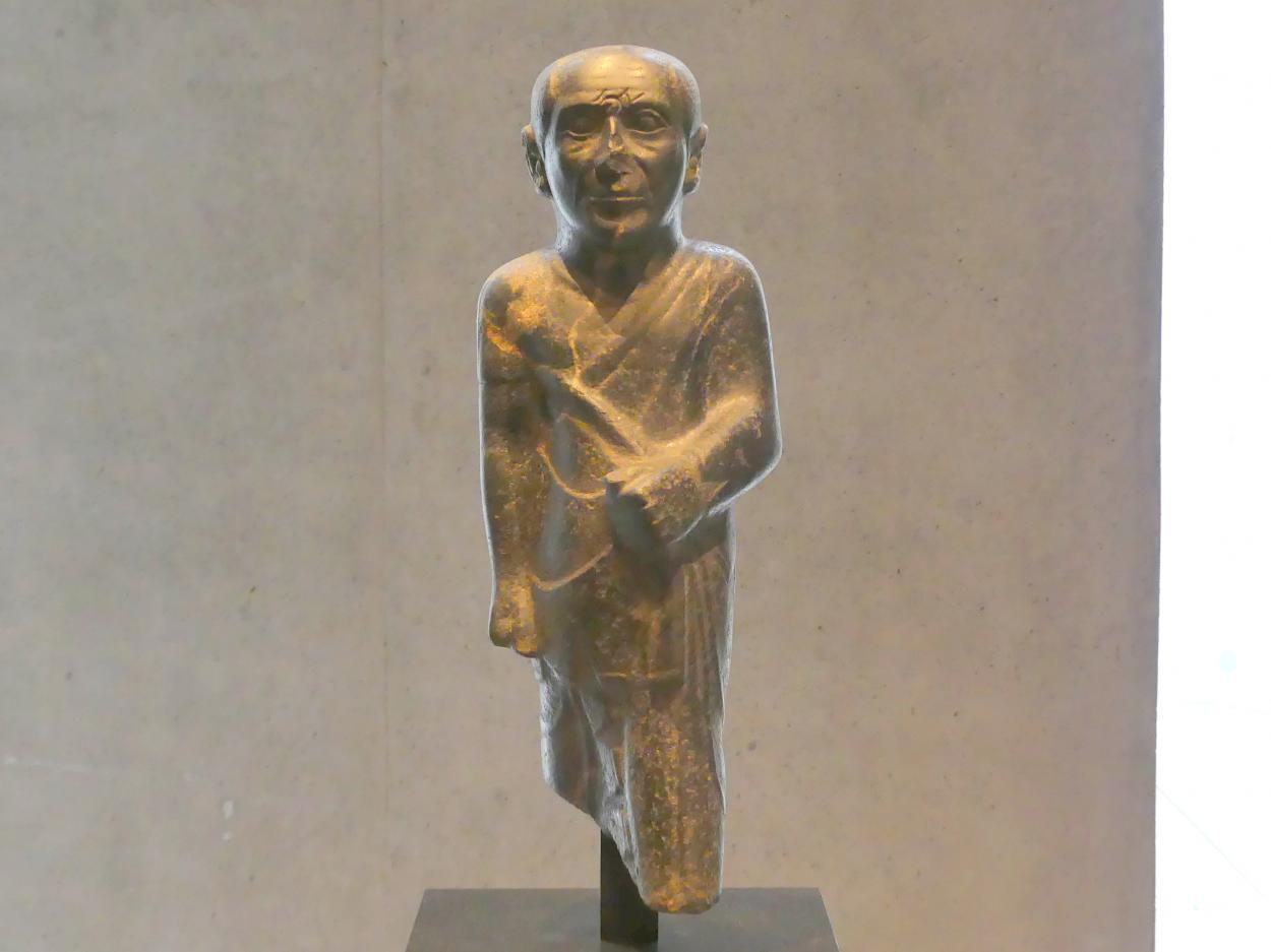 Stand-Schreitfigur eines Priesters mit altersgeprägten Zügen, 1 v. Chr., Bild 1/5
