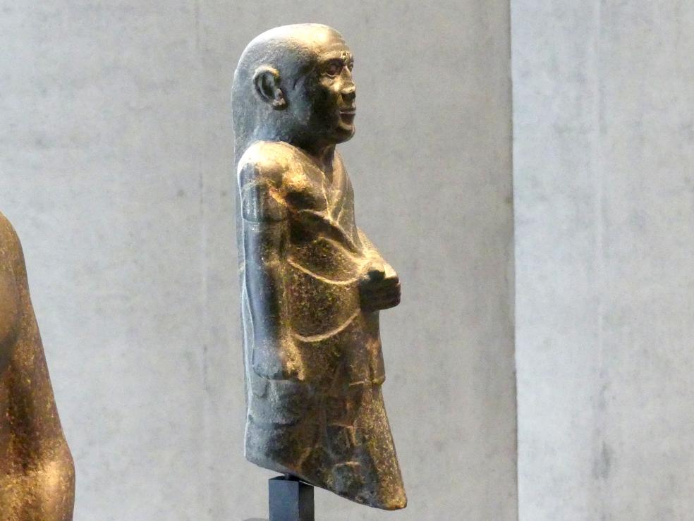 Stand-Schreitfigur eines Priesters mit altersgeprägten Zügen, 1 v. Chr., Bild 3/5