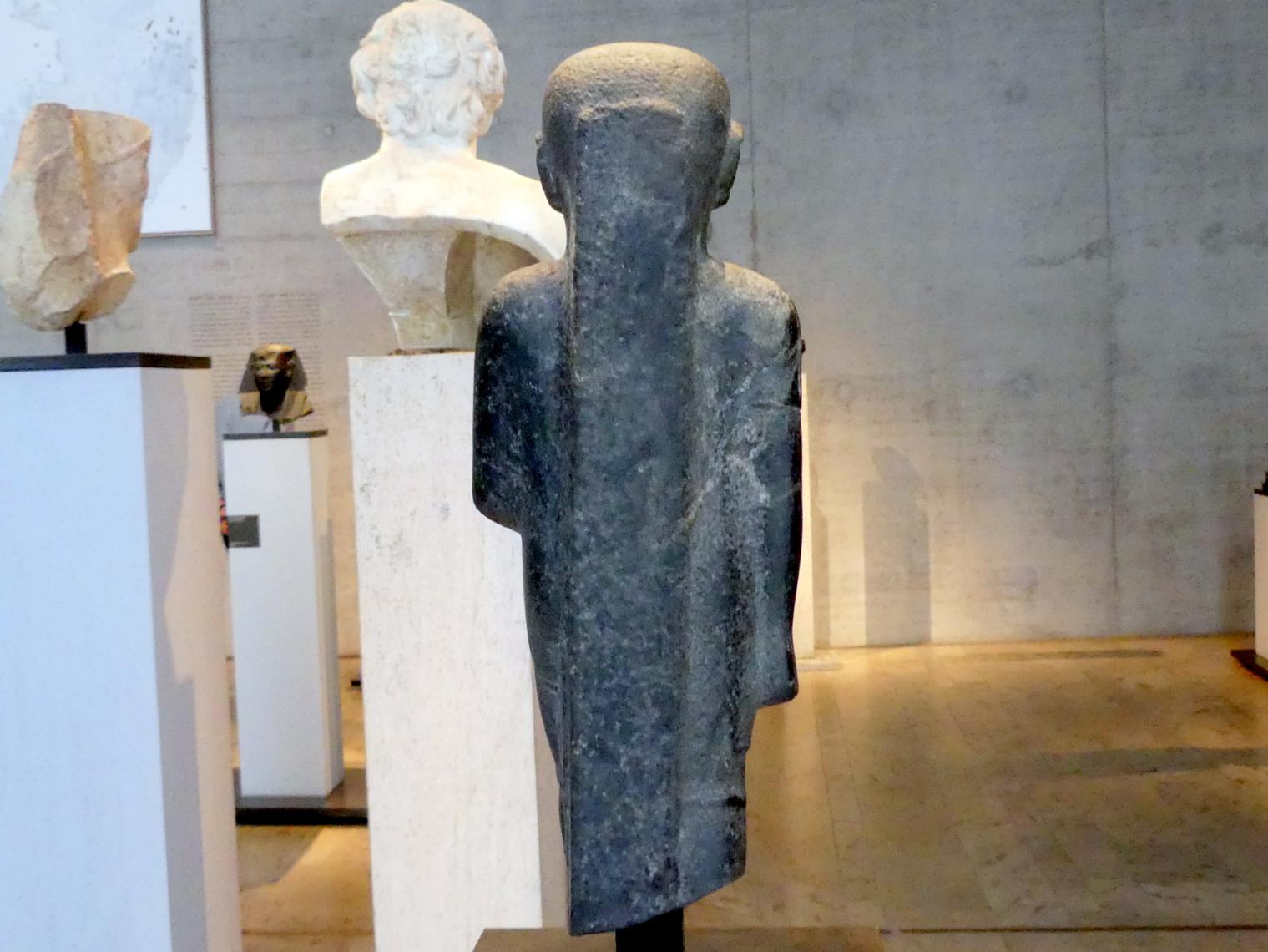 Stand-Schreitfigur eines Priesters mit altersgeprägten Zügen, 1 v. Chr., Bild 4/5