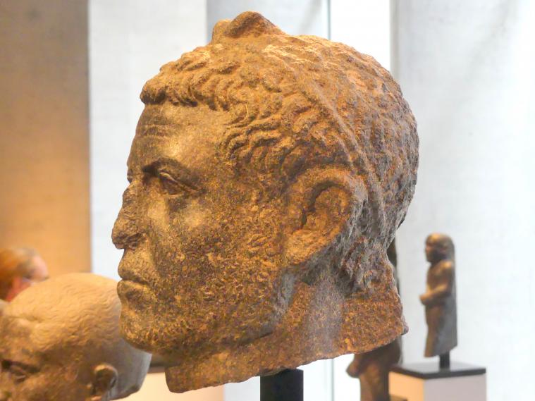 Kopf einer Stand-Schreitfigur eines Mannes mit Lotusknospendiadem, Ptolemäisch-römische Zeit, 100 v. Chr. - 100 n. Chr., 100 - 1 v. Chr., Bild 3/4