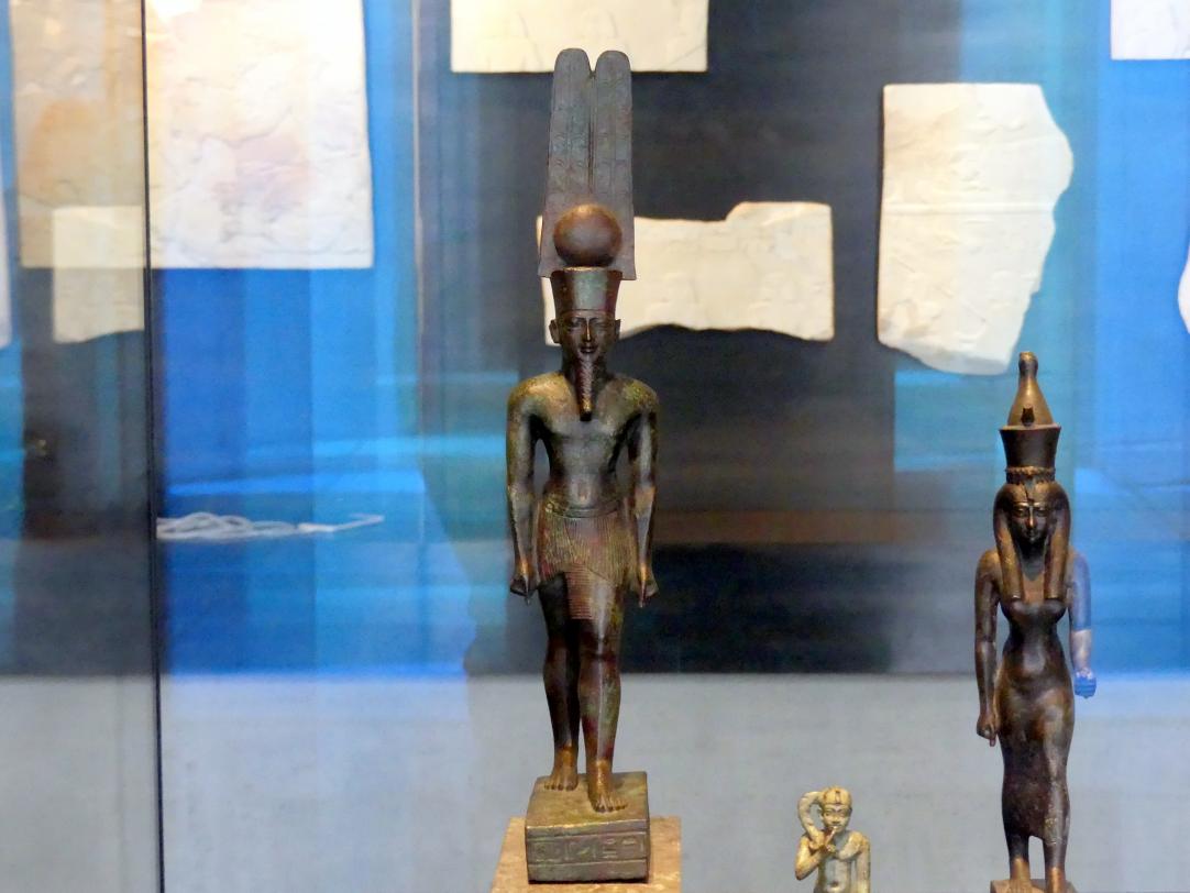Göttertriade: Amun mit Federkrone, Mut und Chons als Kind, Spätzeit, 360 - 342 v. Chr., 700 - 600 v. Chr., Bild 2/7
