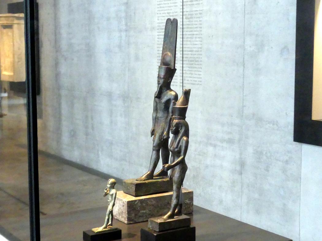 Göttertriade: Amun mit Federkrone, Mut und Chons als Kind, Spätzeit, 360 - 342 v. Chr., 700 - 600 v. Chr., Bild 5/7