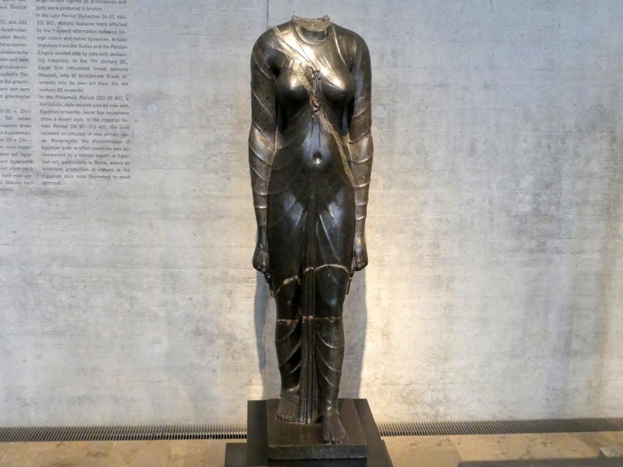 Standfigur der Göttin Isis, Ptolemäische Zeit, 400 v. Chr. - 1 n. Chr., 300 - 200 v. Chr., Bild 1/3