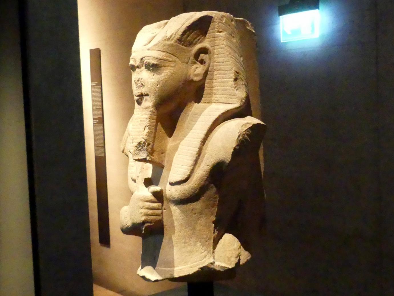 Oberteil einer Sitzfigur des Königs Ramses II. mit Krummstab und Wedel, 19. Dynastie, 953 - 887 v. Chr., 1240 v. Chr., Bild 2/4