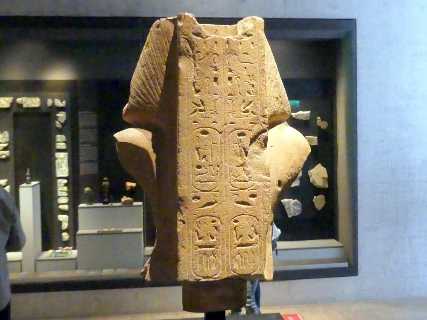 Oberteil einer Sitzfigur des Königs Ramses II. mit Krummstab und Wedel, 19. Dynastie, 953 - 887 v. Chr., 1240 v. Chr., Bild 3/4