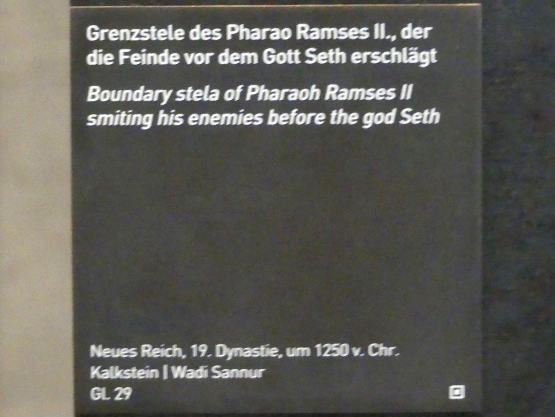 Grenzstele des Pharao Ramses II., der die Feinde vor dem Gott Seth erschlägt, 19. Dynastie, 953 - 887 v. Chr., 1250 v. Chr., Bild 2/2