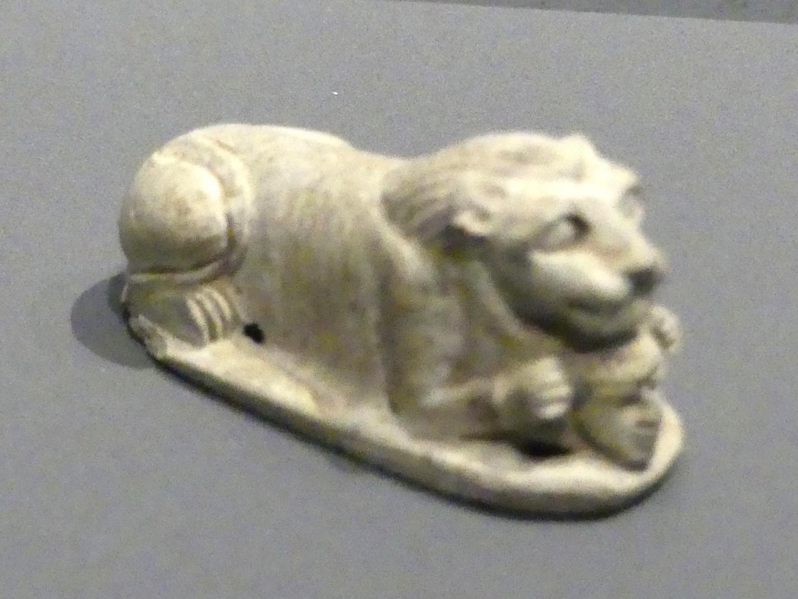 Statuette eines liegenden Löwen mit dem Kopf eines Gefangenen zwischen den Tatzen, Neues Reich, 1210 - 835 v. Chr., 1250 - 1100 v. Chr.