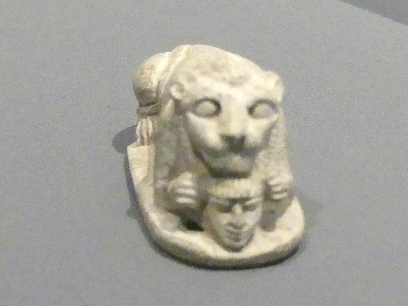 Statuette eines liegenden Löwen mit dem Kopf eines Gefangenen zwischen den Tatzen, Neues Reich, 953 - 887 v. Chr., 1250 - 1100 v. Chr., Bild 2/3