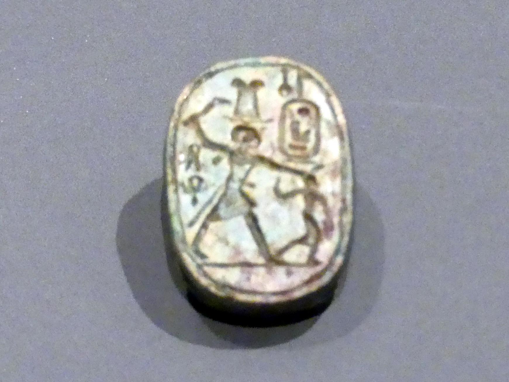 Skarabäus mit der Darstellung: Pharao Amenophis III. beim Erschlagen eines Feindes, 18. Dynastie, Undatiert, 1380 v. Chr.