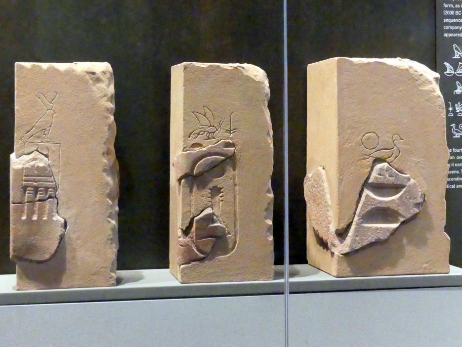 Fragmente von Statuensockeln mit Teilen der Titulatur des Pharao Radjedef, 4. Dynastie, Undatiert, 2580 v. Chr., Bild 1/3