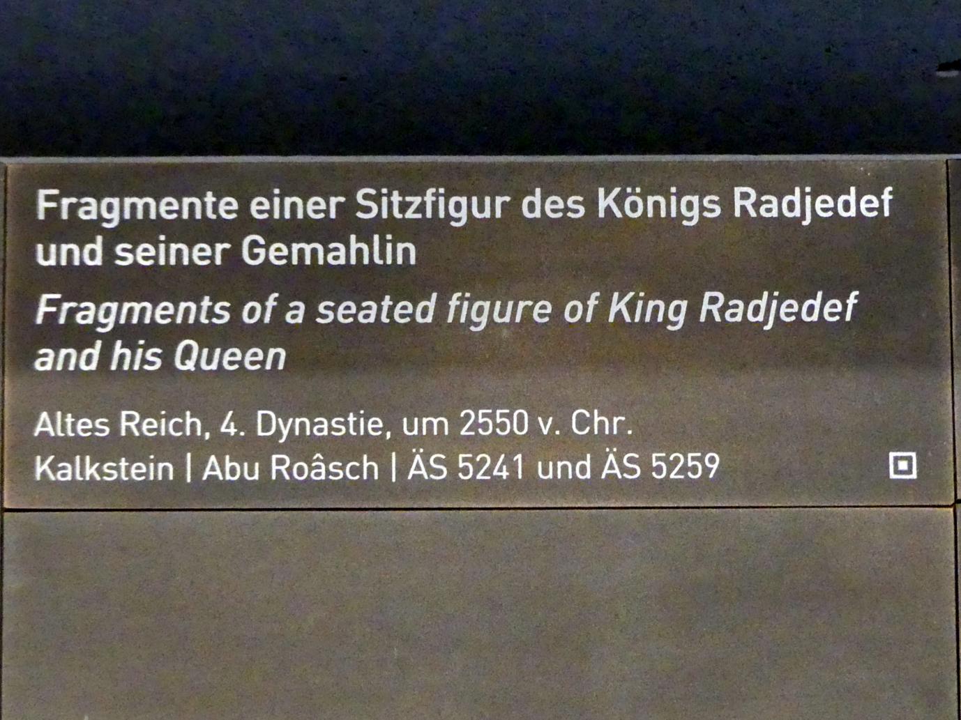 Fragmente einer Sitzfigur des Königs Radjedef und seiner Gemahlin, 4. Dynastie, Undatiert, 2550 v. Chr., Bild 2/2