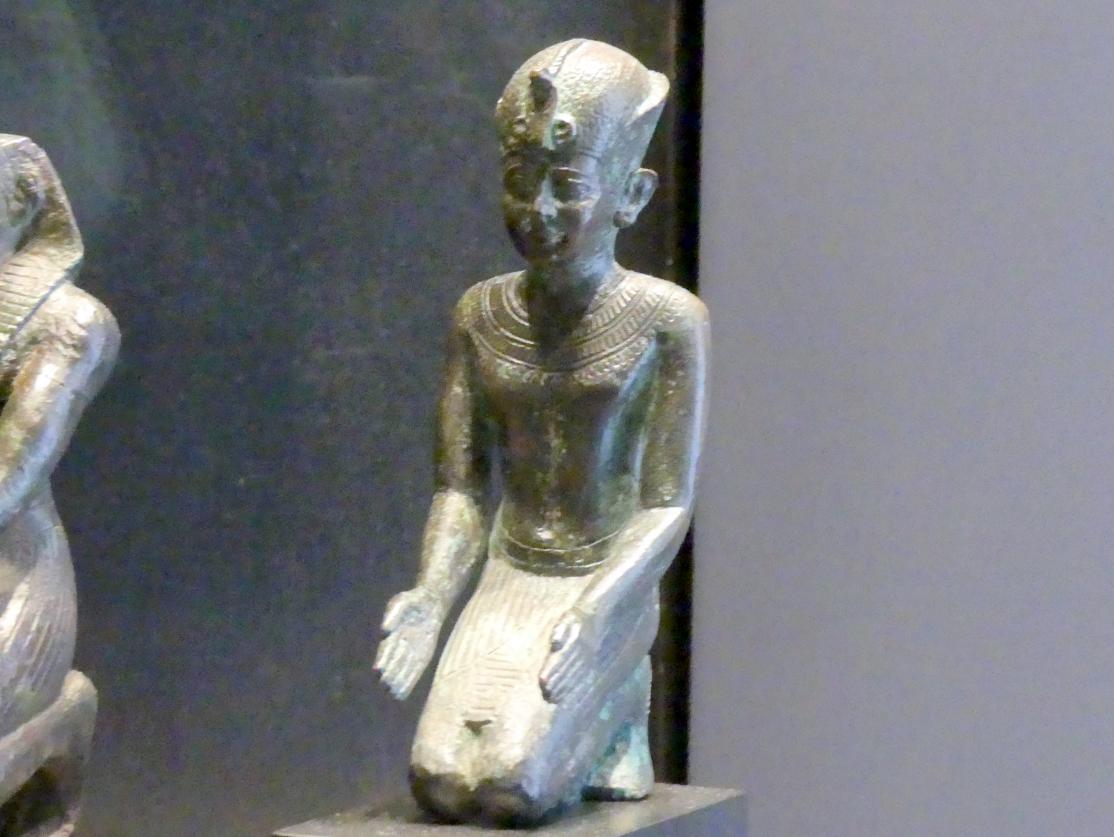 Statuette eines opfernden Pharao mit Blauer Krone, 26. Dynastie, 526 - 525 v. Chr., 600 v. Chr.