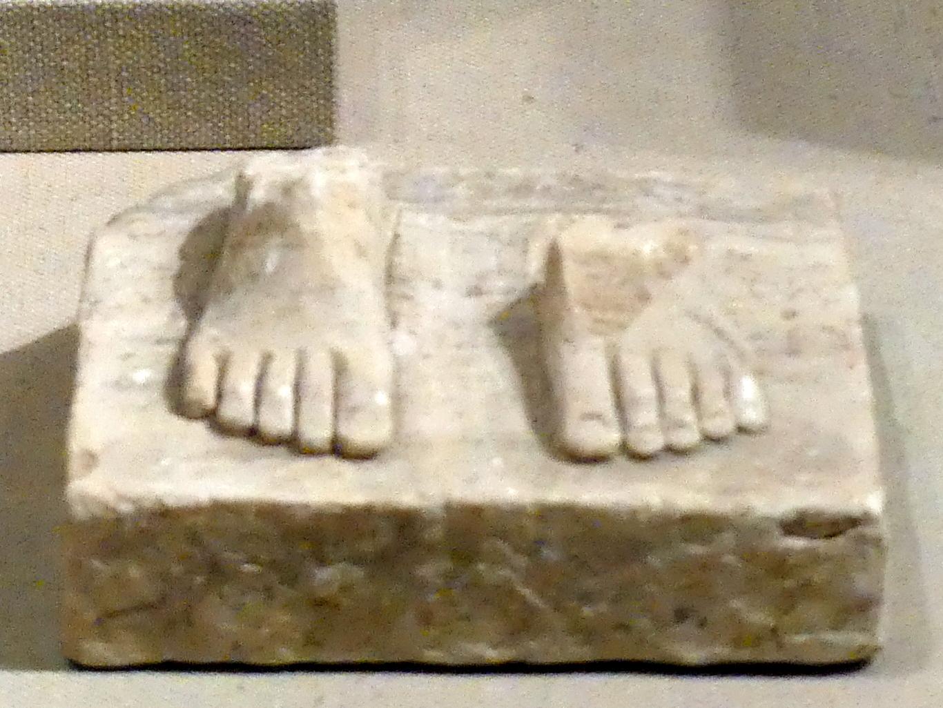 Basis und Füße einer Standfigur, Frühdynastisch IIIb (Mesopotamien), 2900 - 2000 v. Chr., 2500 - 2350 v. Chr., Bild 1/2