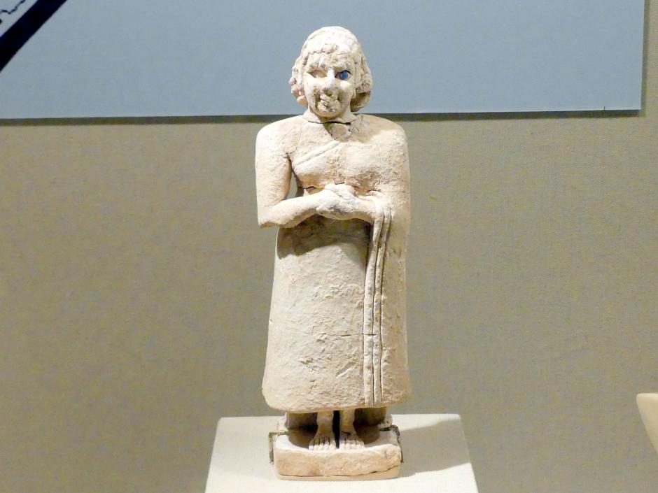 Stehende Beterin, Frühdynastisch IIIa (Mesopotamien), 2900 - 2000 v. Chr., 2600 - 2500 v. Chr., Bild 1/2