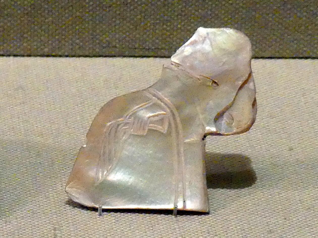Einlegearbeit: Bankettszene, sitzende Figur mit Palmwedel, Frühdynastisch IIIa (Mesopotamien), 2900 - 2000 v. Chr., 2600 - 2500 v. Chr.
