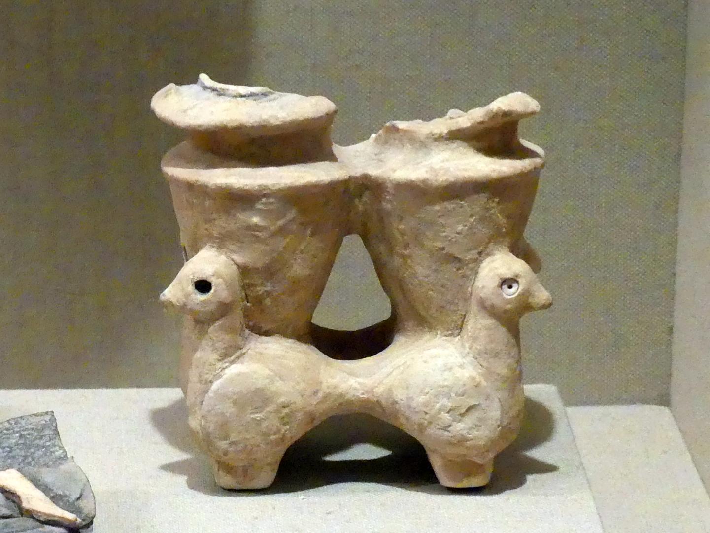 Doppelgefäß mit entenförmigen Füßen, Frühdynastisch IIIa (Mesopotamien), 2900 - 2000 v. Chr., 2600 - 2500 v. Chr., Bild 1/2