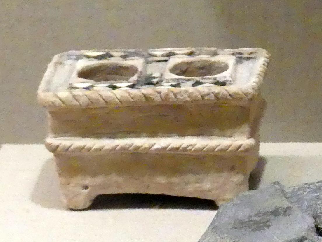 Rechteckiges Gefäß, Frühdynastisch IIIa (Mesopotamien), 2900 - 2000 v. Chr., 2600 - 2500 v. Chr., Bild 1/2