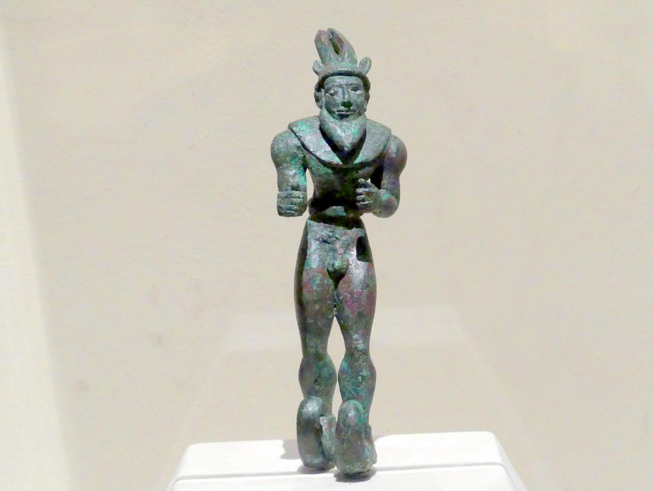 Schreitfigur mit Steinbockhörnern, einer Raptorhaut um die Schultern und nach oben gekrümmten Stiefeln, 3000 v. Chr.