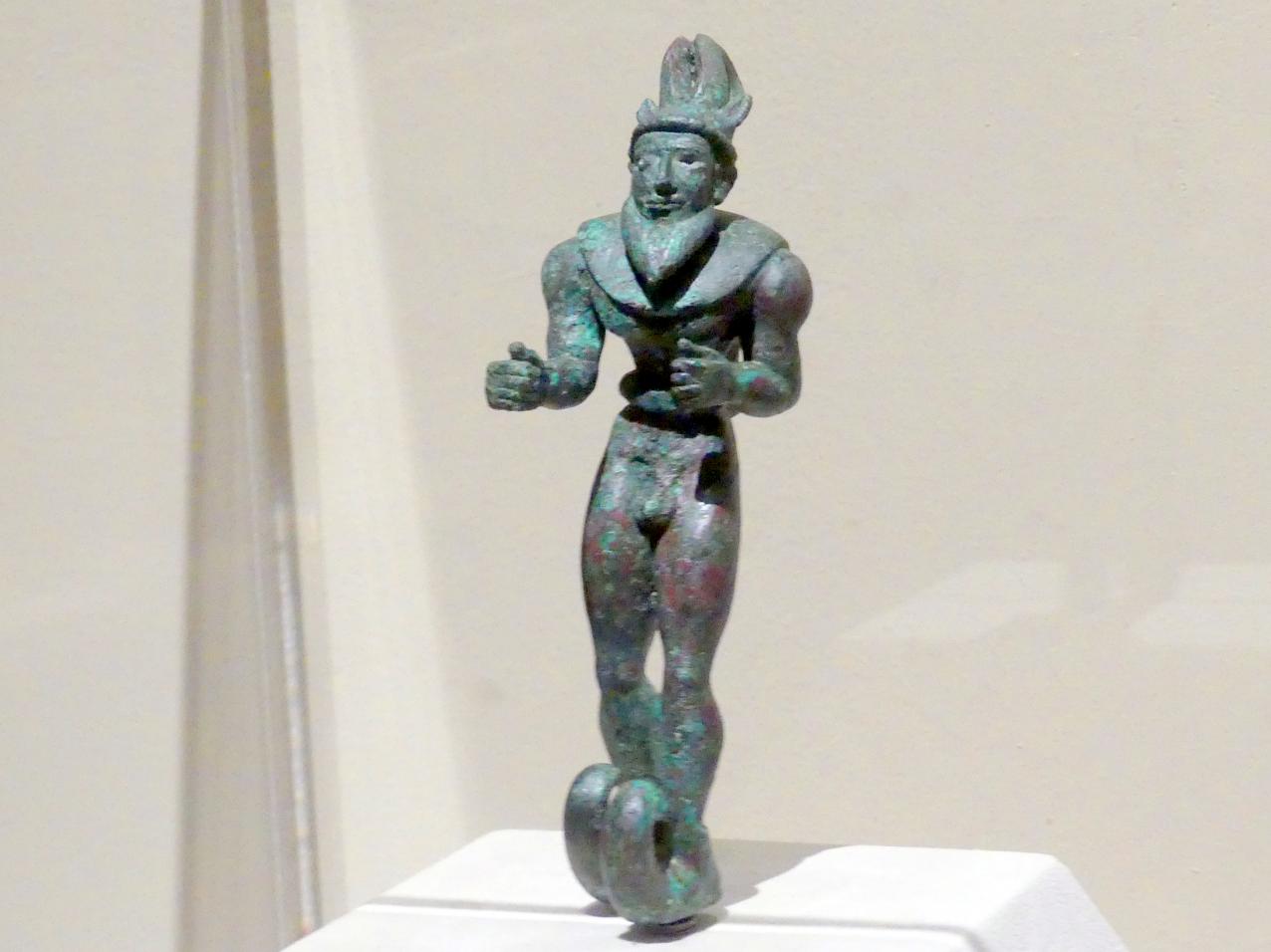 Schreitfigur mit Steinbockhörnern, einer Raptorhaut um die Schultern und nach oben gekrümmten Stiefeln, 3000 v. Chr., Bild 2/3