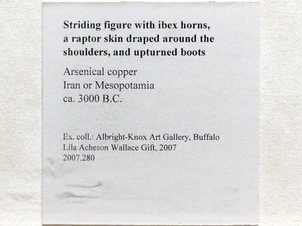 Schreitfigur mit Steinbockhörnern, einer Raptorhaut um die Schultern und nach oben gekrümmten Stiefeln, 3000 v. Chr., Bild 3/3