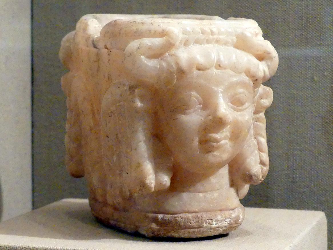 Gefäß mit gehörnten Göttinnenköpfen, Frühdynastisch III (Mesopotamien), 2900 - 2000 v. Chr., 2600 - 2350 v. Chr.
