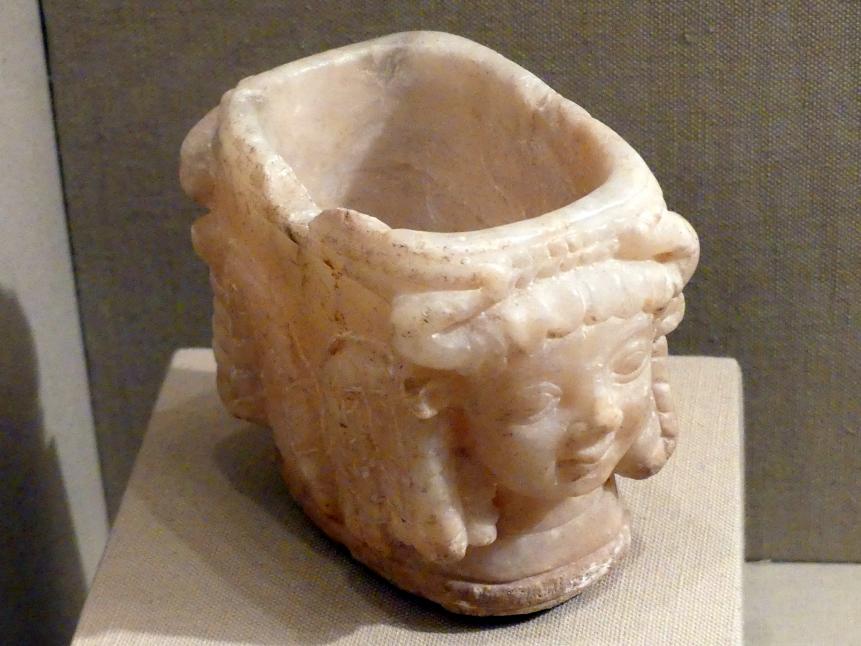 Gefäß mit gehörnten Göttinnenköpfen, Frühdynastisch III (Mesopotamien), 2900 - 2000 v. Chr., 2600 - 2350 v. Chr., Bild 2/3