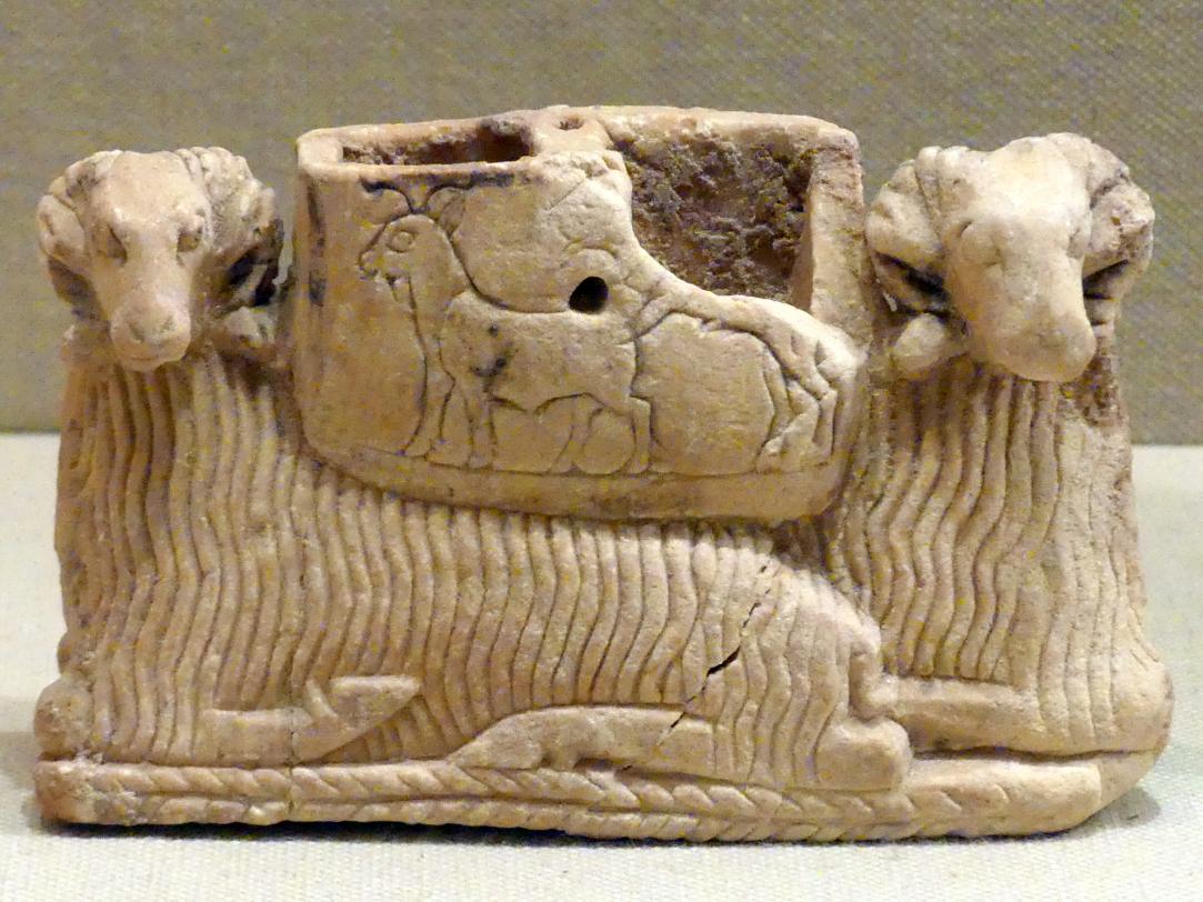 Gefäß mit zwei Widdern als Basis, Frühdynastisch IIIa (Mesopotamien), 2900 - 2000 v. Chr., 2600 - 2500 v. Chr., Bild 1/2