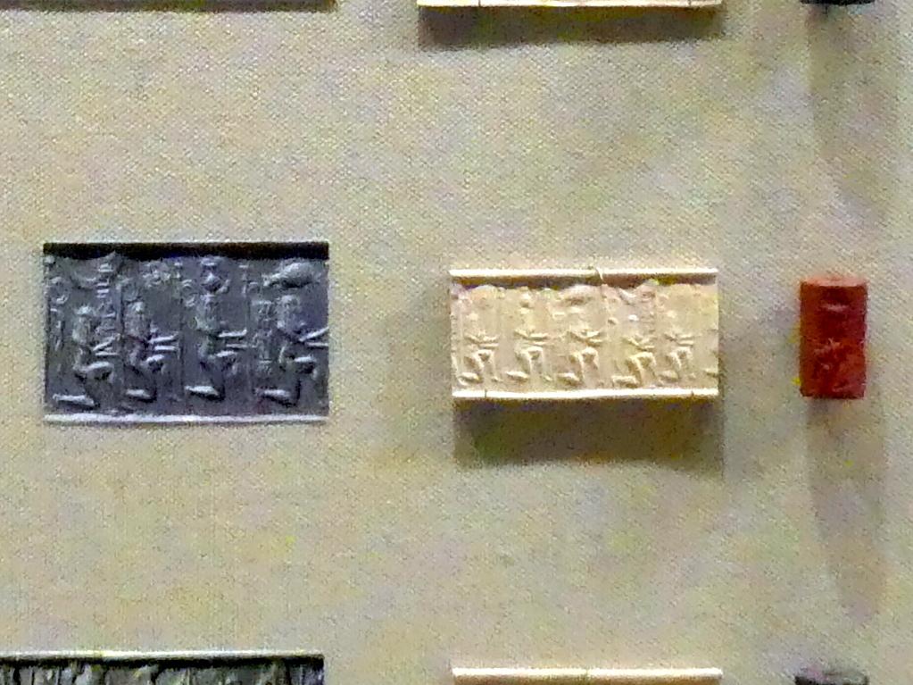 Rollsiegel mit moderner Abrollung: Kniende Helden, Göttersymbole, Akkadzeit, 2350 - 2150 v. Chr., 2250 - 2150 v. Chr.
