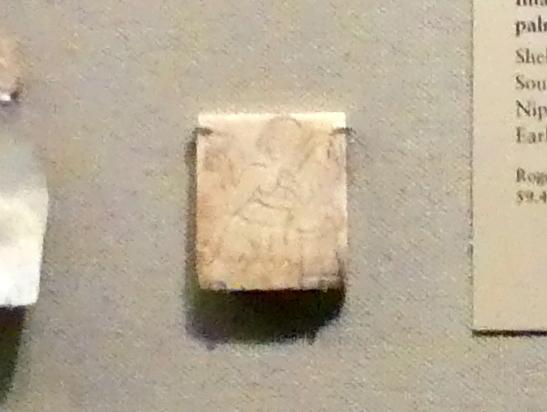 Plakette: sitzender Mann mit Tasse und Palmwedel, Frühdynastisch III (Mesopotamien), 2900 - 2000 v. Chr., 2600 - 2350 v. Chr.