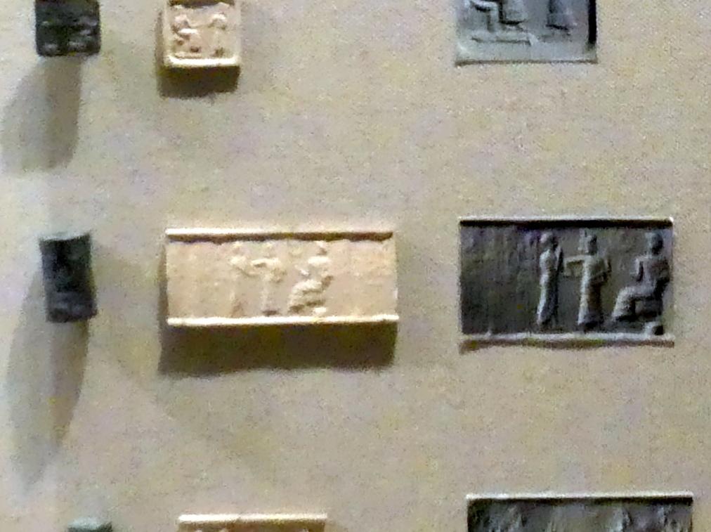 Rollsiegel und moderner Abdruck: Sitzfigur gegenüber einer einen Anbeter führenden Göttin, Ur III, Undatiert, 2100 - 2000 v. Chr., Bild 1/2