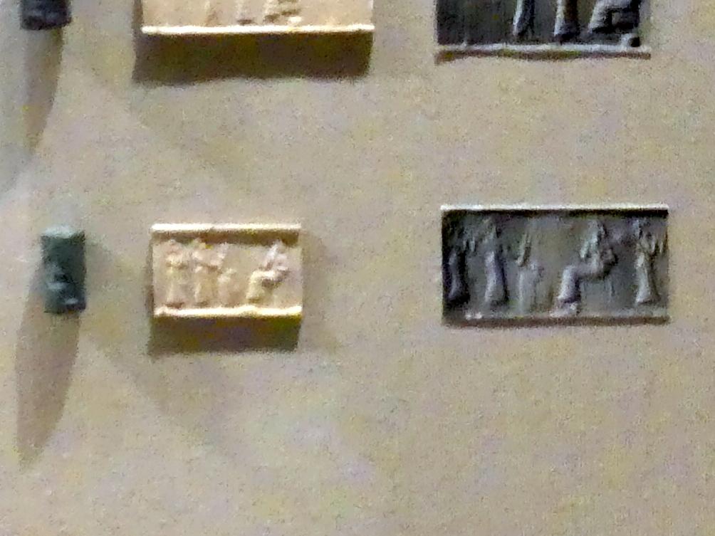 Rollsiegel und moderner Abdruck: Anbeter, der einem sitzenden Gott ein Trankopfer einschenkt, Ur III, Undatiert, 2100 - 2000 v. Chr.