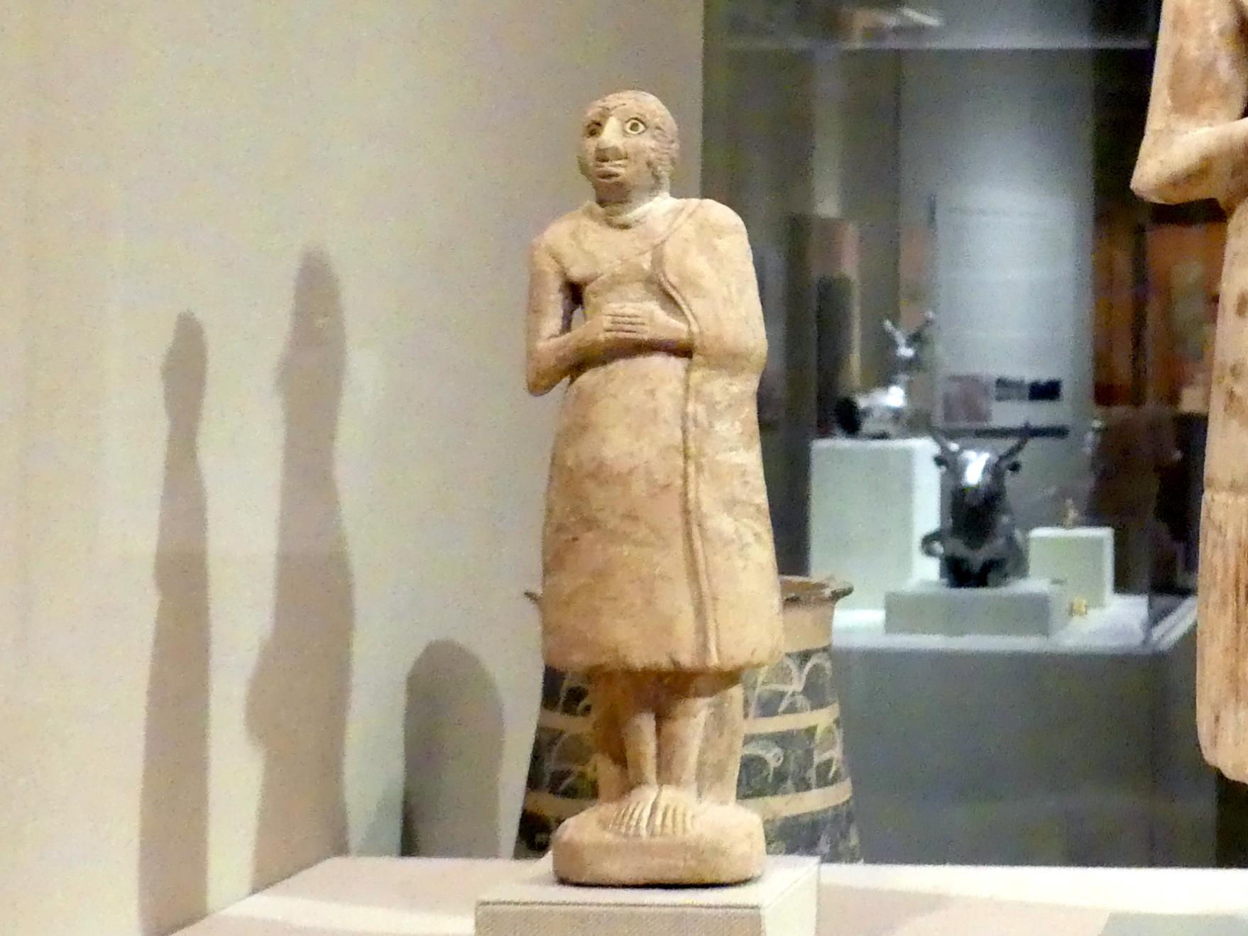 Stehende weibliche Figur, Frühdynastisch IIIa (Mesopotamien), 2900 - 2000 v. Chr., 2600 - 2500 v. Chr., Bild 1/2