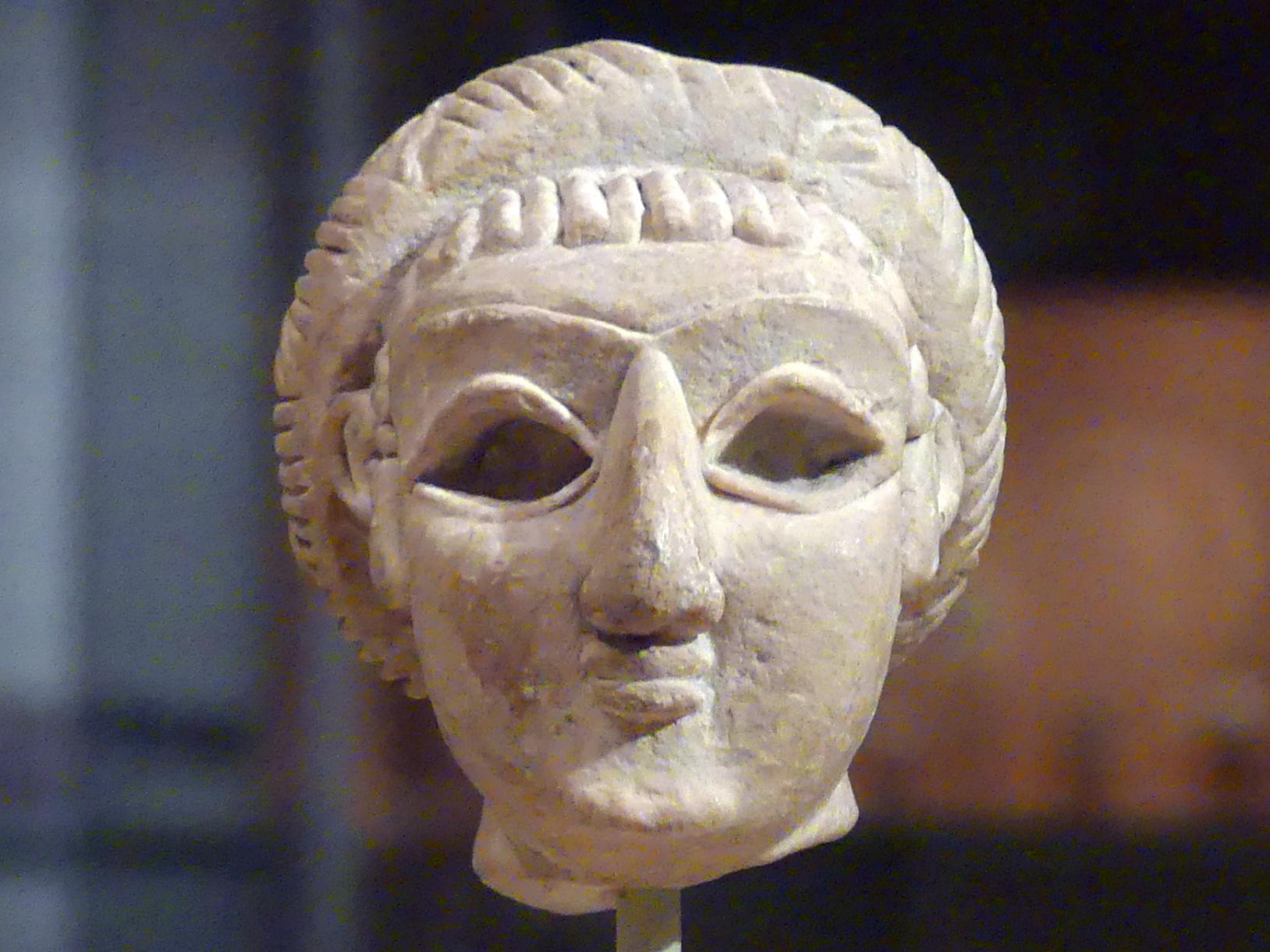 Weiblicher Kopf mit ausgearbeiteter Frisur, Frühdynastisch (Mesopotamien), 2900 - 2000 v. Chr., 2700 - 2500 v. Chr.