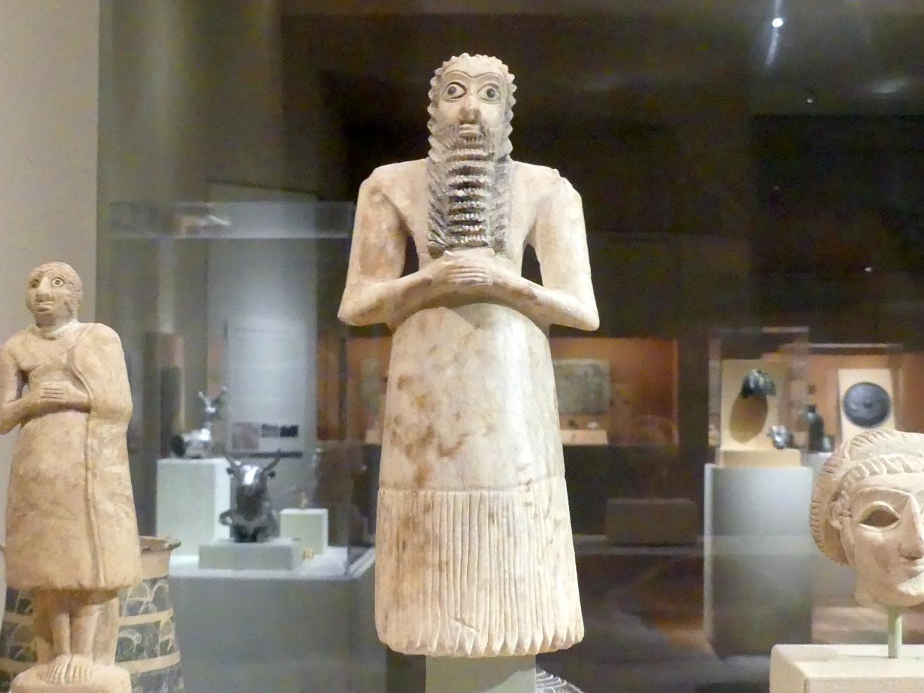 Stehender Beter, Frühdynastisch (Mesopotamien), 2900 - 2000 v. Chr., 2750 - 2600 v. Chr., Bild 1/2