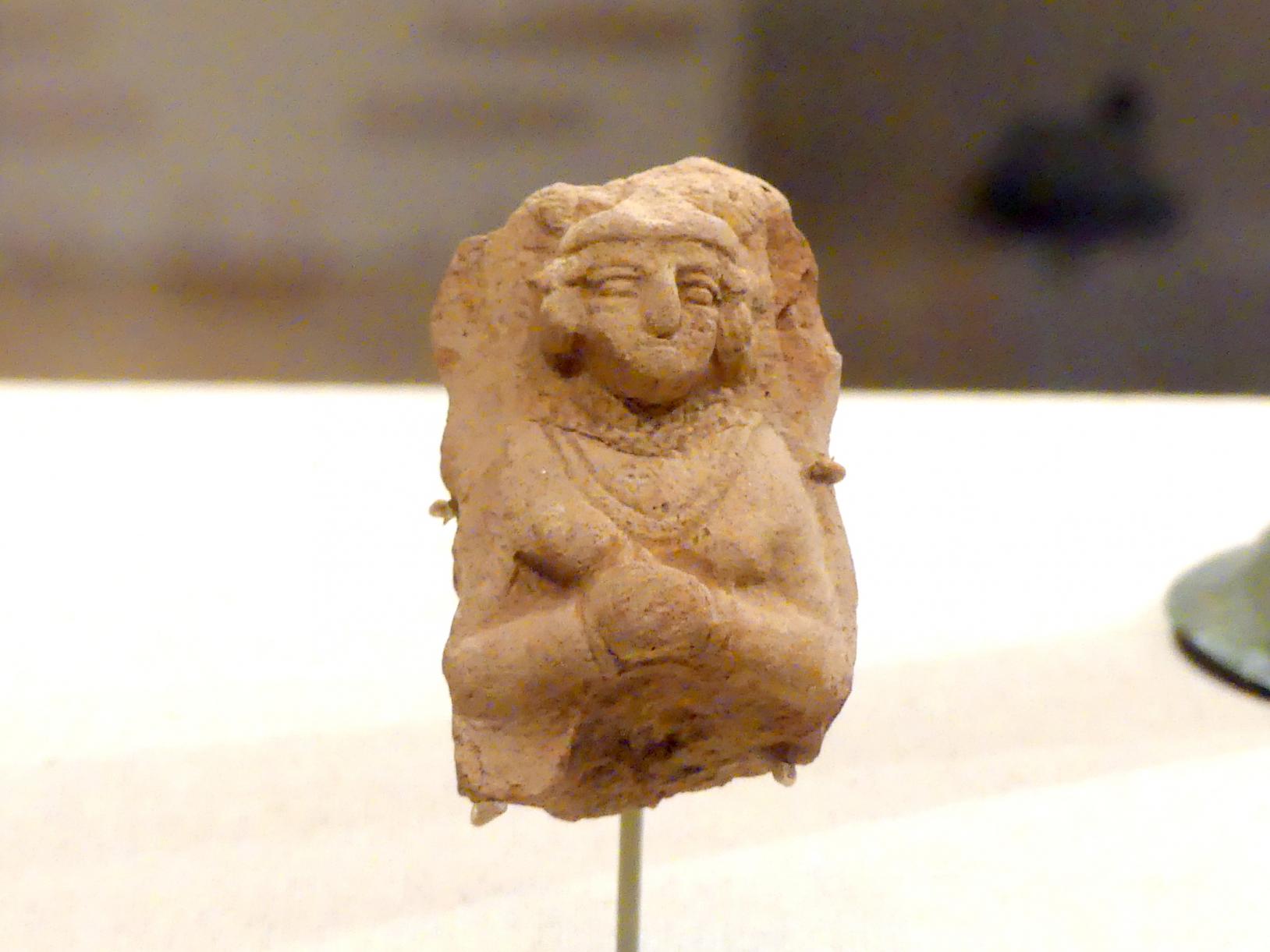 Weibliche Schmuck tragende Figur, 2200 - 1800 v. Chr., Bild 1/2