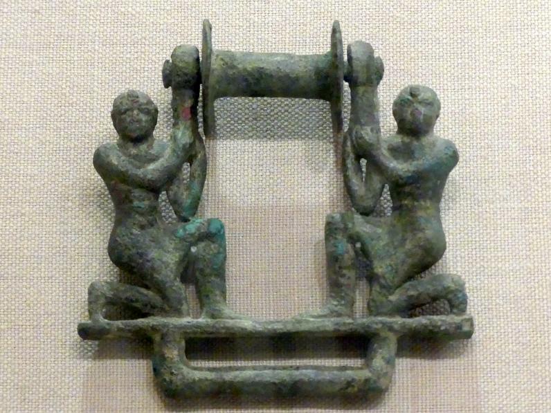 Von zwei männlichen Figuren getragene Rolle, 2000 - 1800 v. Chr., Bild 1/2