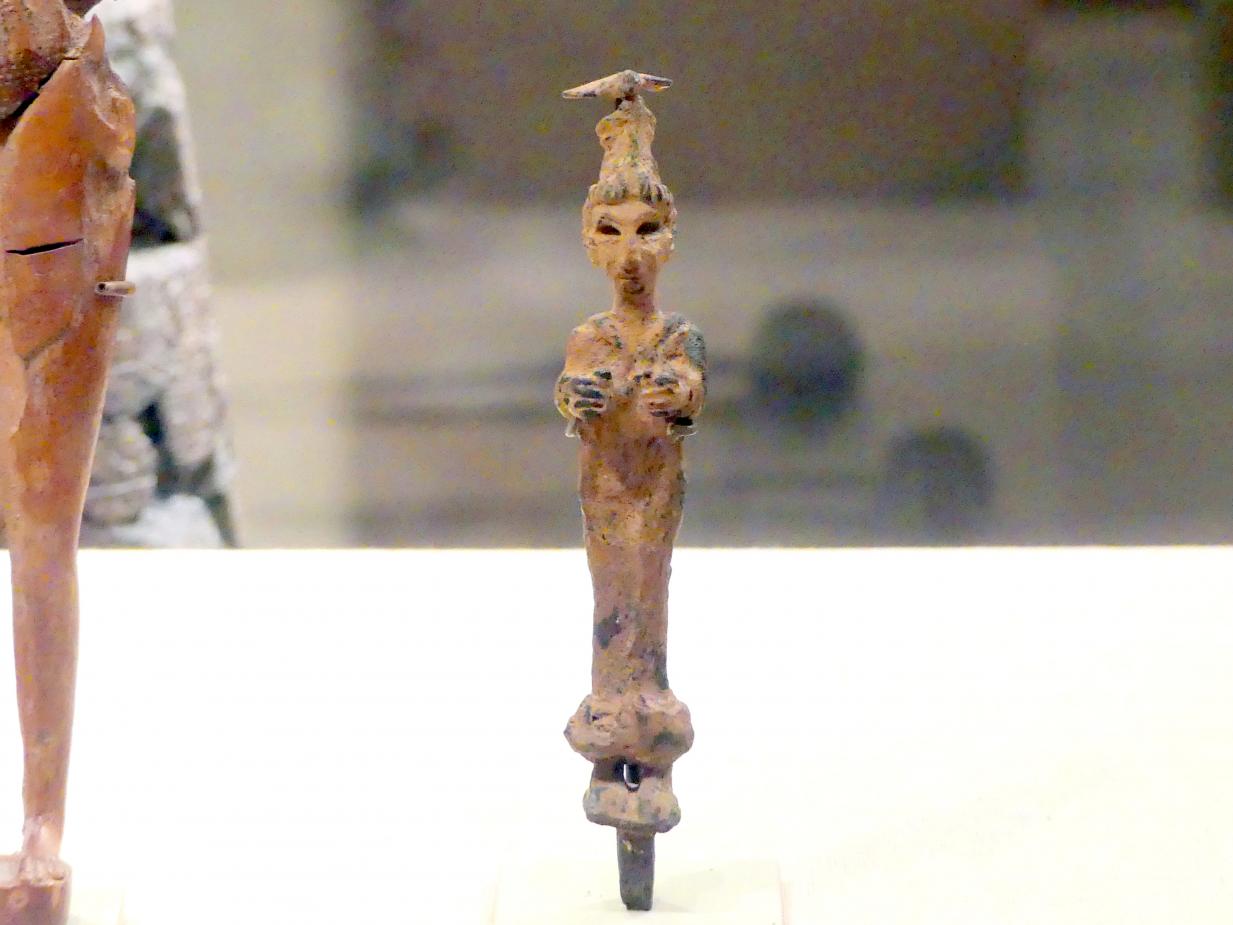 Weibliche Gottheit mit Kopfschmuck und einem Vogel auf dem Kopf, 1200 - 1000 v. Chr.