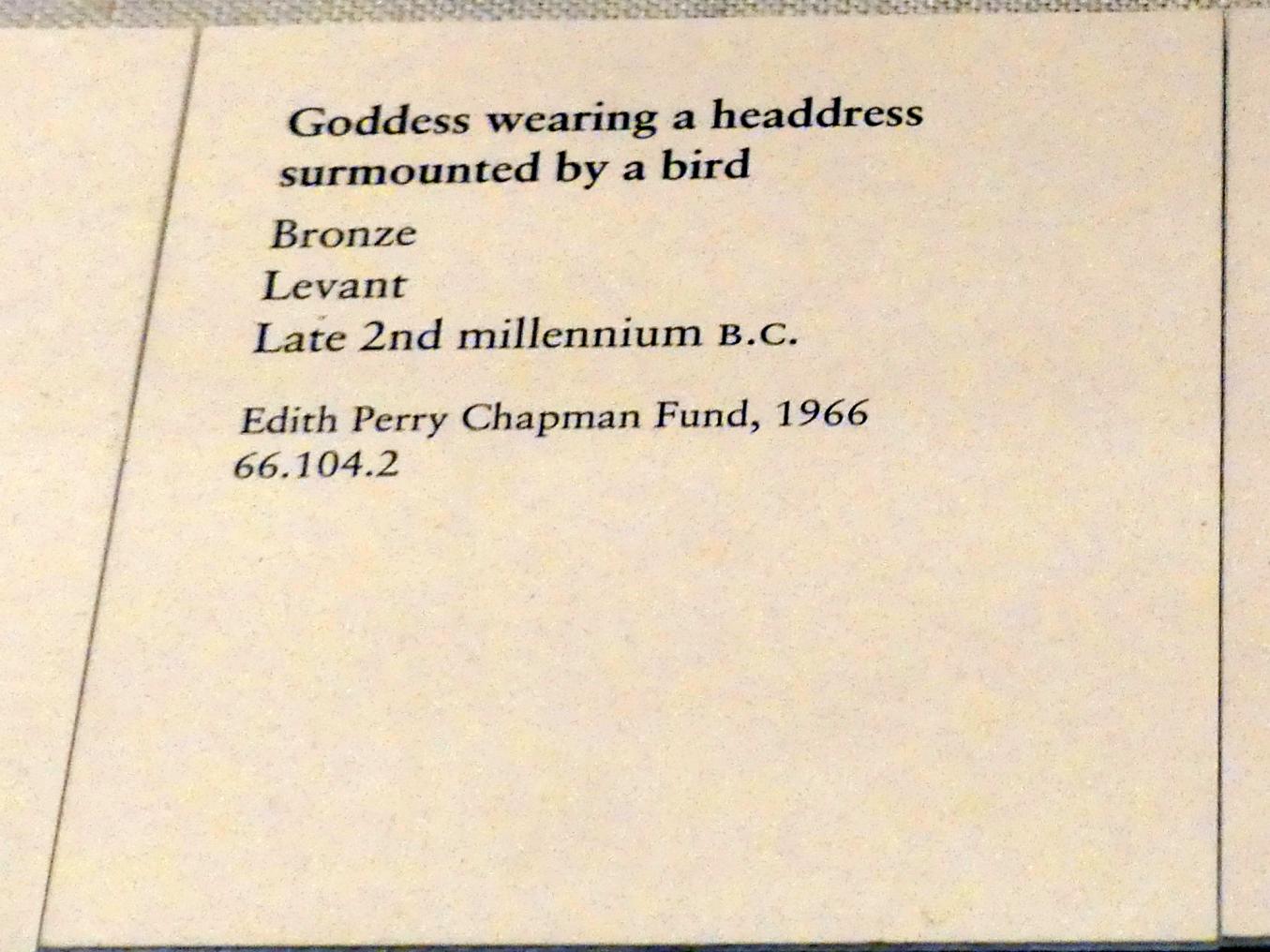 Weibliche Gottheit mit Kopfschmuck und einem Vogel auf dem Kopf, 1200 - 1000 v. Chr., Bild 2/2