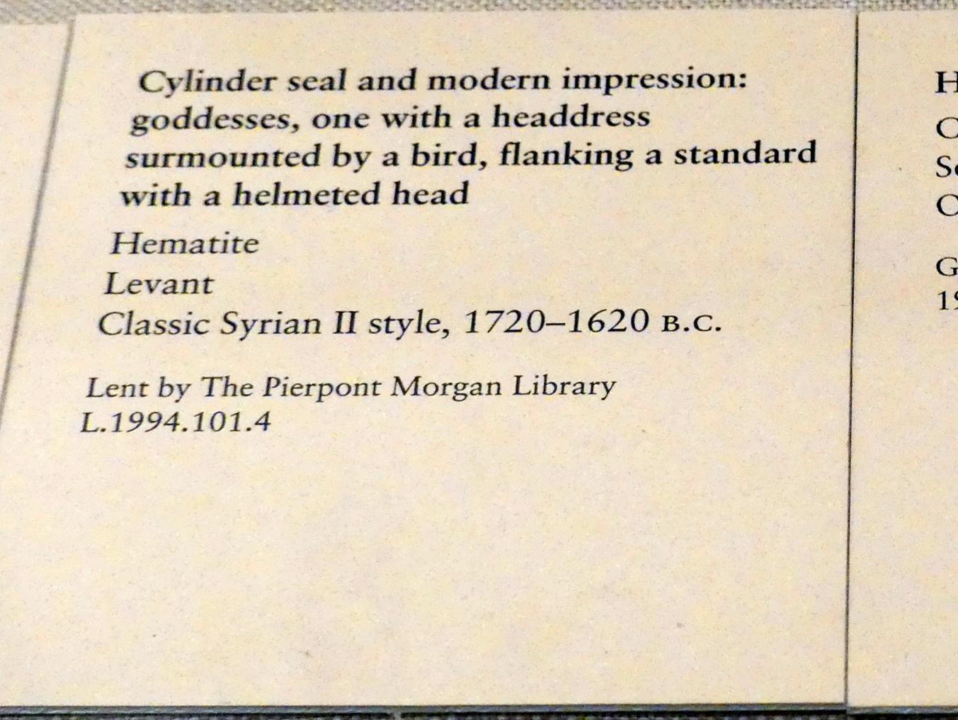 Rollsiegel und moderner Abdruck: Göttinnen, eine mit einer von einem Vogel überragten Kopfbedeckung, vor einer mit einem Helm versehene Standarte, 1720 - 1620 v. Chr., Bild 2/2